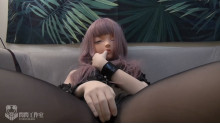着ぐるみ 兎の女子の窒息ゲーム
